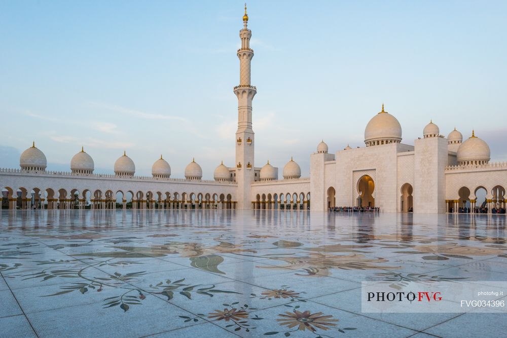 The courtyard of Sheikh Zayed Grand Mosque in Abu Dhabi with minaret, Emirate of Abu Dhabi, United Arab Emirates, UAE