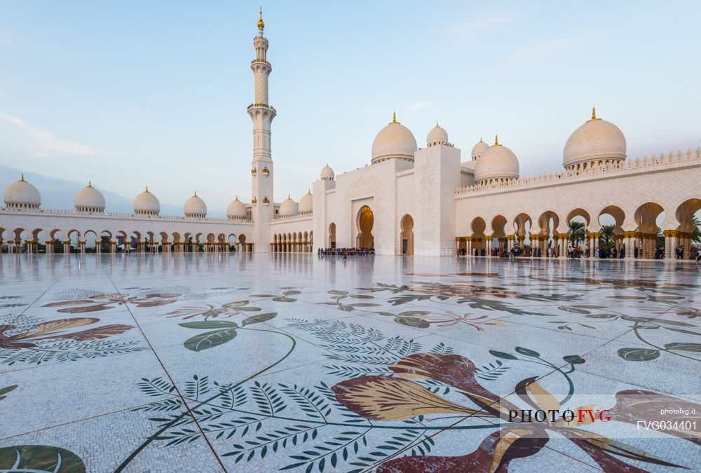 The courtyard of Sheikh Zayed Grand Mosque in Abu Dhabi with minaret, Emirate of Abu Dhabi, United Arab Emirates, UAE