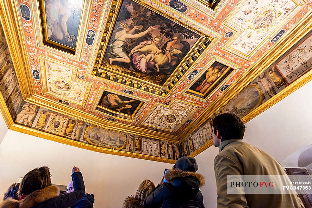 Tourists visiting the Eleonora di Toledo apartments, Palazzo Vecchio, Piazza della Signoria, Florence, Tuscany, Italy, Europe