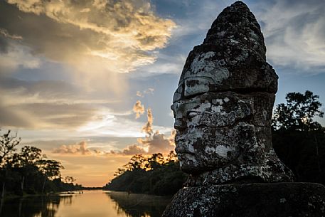 Statue on Tonle Sap lake