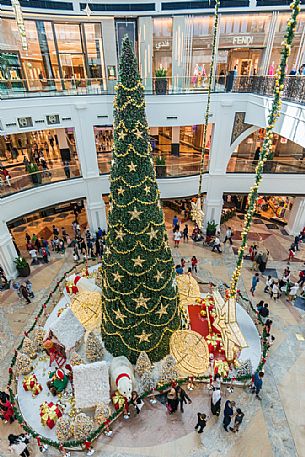 Christmas tree in the Mall of the Emirates Shopping Centre, Dubai, United Arab Emirates, Asia Christmas tree in the Mall of the Emirates Shopping Centre, Dubai, United Arab Emirates, Asia