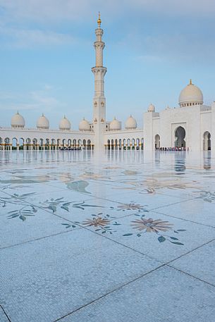 The courtyard of Sheikh Zayed Grand Mosque in Abu Dhabi with minaret, Emirate of Abu Dhabi, UAE