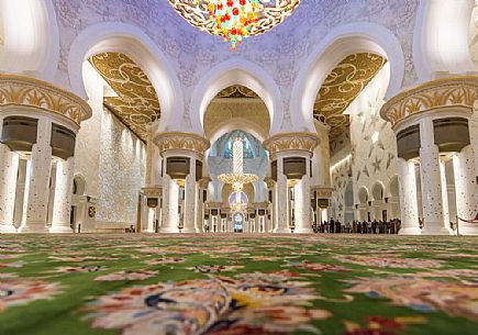 Inside of the Sheikh Zayed Grand Mosque in Abu Dhabi, Emirate of Abu Dhabi, United Arab Emirates, UAE Inside of the Sheikh Zayed Grand Mosque in Abu Dhabi, Emirate of Abu Dhabi, United Arab Emirates, UAE