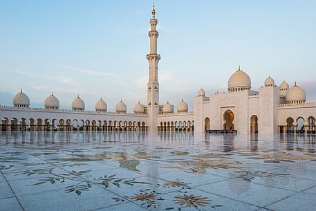 The courtyard of Sheikh Zayed Grand Mosque in Abu Dhabi with minaret, Emirate of Abu Dhabi, United Arab Emirates, UAE