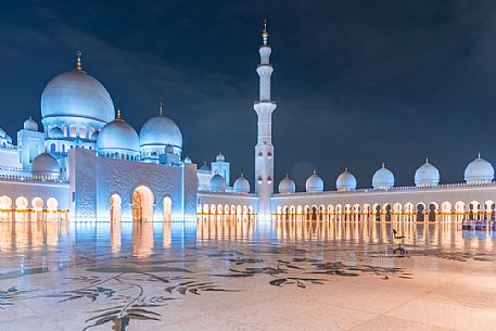 Sheikh Zayed Grand Mosque in Abu Dhabi with minaret lighting at twilight, Emirate of Abu Dhabi, United Arab Emirates, UAE