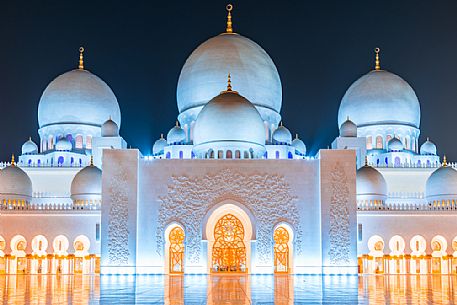 Front view of Sheikh Zayed Grand Mosque in Abu Dhabi at twilight, Emirate of Abu Dhabi, United Arab Emirates, UAE Front view of Sheikh Zayed Grand Mosque in Abu Dhabi at twilight, Emirate of Abu Dhabi, United Arab Emirates, UAE