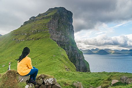 Tourist near Kallur Lighthouse close to Trllanes, Kalsoy Island (Kals), Faeroe Islands, Denmark, Europe