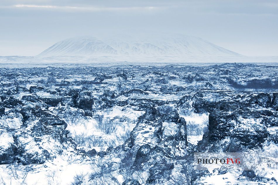 Volcanic rock formations covered by snow
Formazioni rocciose laviche coperte dalla neve
