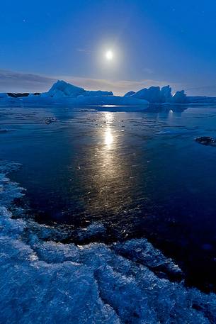 Moonlght in Jokulsarlon lagoon