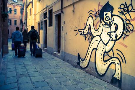 Tourists with suitcase in the Calle dei Tedeschi alley, Venice, Veneto, Italy, Europe