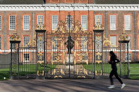 Jogging in front of Kensington Palace in Hyde Park London, Engand, United Kingdom, Europe