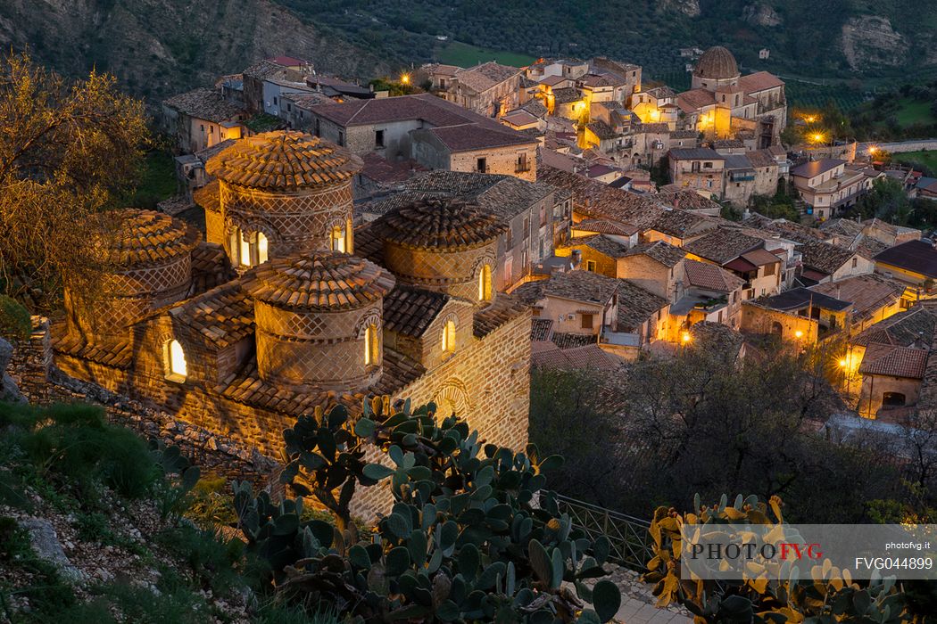 The village of Stilo with the Cattolica Byzantine temple in the foreground, Calabria, Italy, Europe