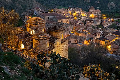 The village of Stilo with the Cattolica Byzantine temple in the foreground, Calabria, Italy, Europe