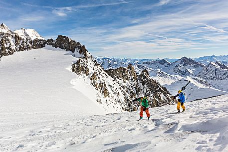 Two skiers on the Giant Glacier from Punta Helbronner which can be reached with the SkyWay Monte Bianco cable car, Courmayeur, Aosta valley, Italy, Europe