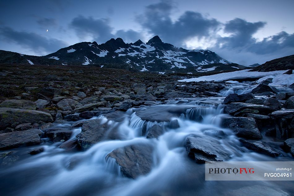 Thaw, moon and mount Gavia.