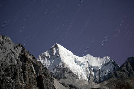 Long exposure during a starry night in the Yading Nature Reserve, Sichuan.
