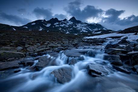 Thaw, moon and mount Gavia.