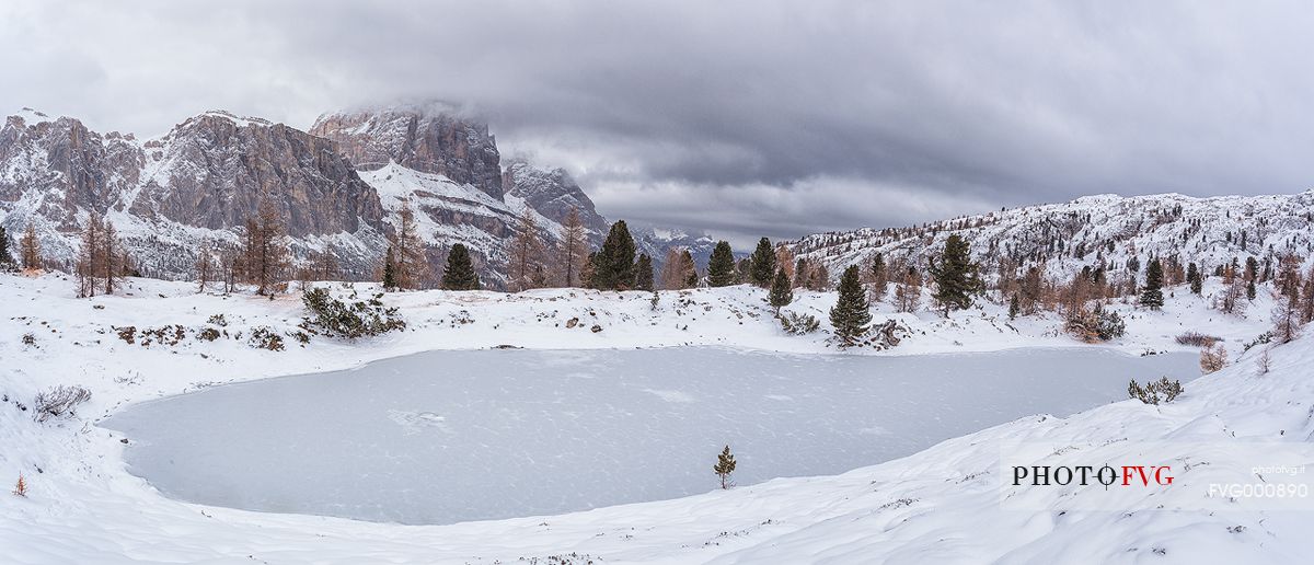 Lake Limidea snowy autumn, panoramic