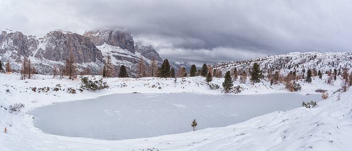 Lake Limidea snowy autumn, panoramic