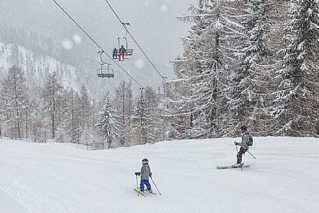 Skiers in the ski area of Maibrunnbahn, Bad Kleinkirchheimm, Carinthia, Austria, Europe