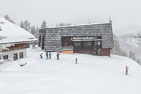 Skiers on the top of Maibrunnbahn alpine station, Bad Kleinkirchheim, Carinthia, Austria, Europe