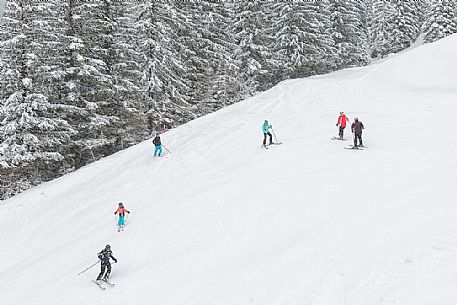 Skiers in the ski area of Maibrunnbahn, Bad Kleinkirchheimm, Carinthia, Austria, Europe