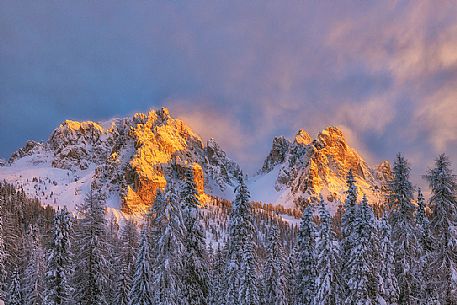 The last sun rays on Cadini di Misurina, winter sunset, dolomites, Cadore, Veneto, Italy, Europe