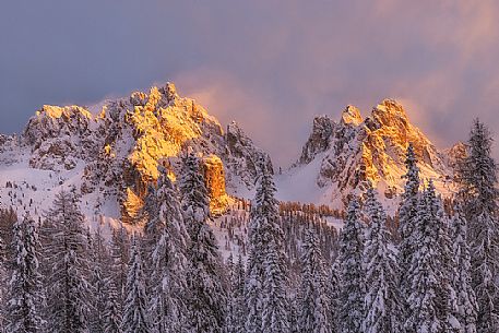 The last sun rays on Cadini di Misurina, winter sunset, dolomites, Cadore, Veneto, Italy, Europe