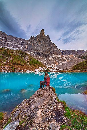 Waiting for sunrise at the Lake Sorapis against Dito di Dio peak, Cortina d'Ampezzo, Dolomites, Veneto, Italy, Europe