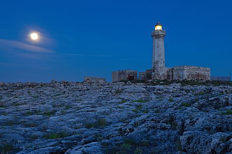 Capo Murro di Porco Peninsula lighthouse by night, Siracusa, Sicily, Italy, Europe