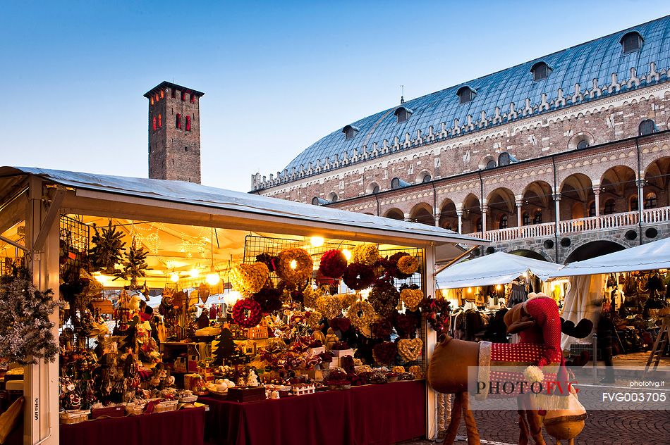 Christmas markets in Piazza della Frutta, Padua, in the background Palazzo della Ragione, Italy, Europe