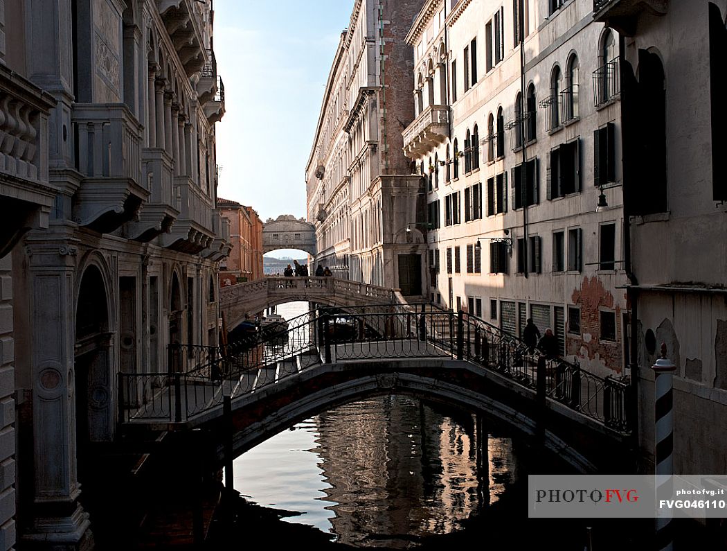 Rio de Palazzo o de la Canonica, towards the Bridge of Sighs or Ponte dei Sospiri, Venice, Italy, Europe