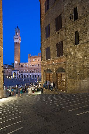 Tower of Mangia and Palazzo Pubblico in the Piazza del Campo square by night, Siena, Tuscany, Italy.