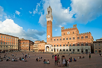 Piazza del Campo square in Siena with Palazzo Pubblico palace and the tower of Mangia, a one of Europe's greatest medieval squares. Tuscany, Italy, Europe