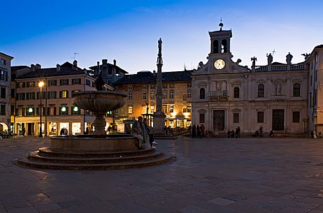 The fountain by Giovanni da Udine with the Madonna con Bambino coloumn and the front side of the San Giacomo church in background Udine, Friuli Venezia Giulia, Italy, Europe