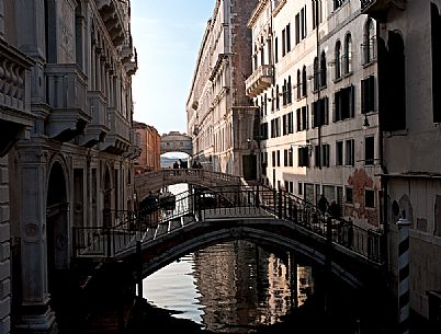 Rio de Palazzo o de la Canonica, towards the Bridge of Sighs or Ponte dei Sospiri, Venice, Italy, Europe