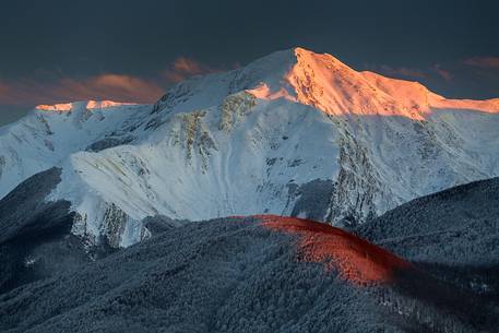 Alpen of Succiso in a winter sunset, Cento laghi natural park, Apennines, Emilia Romagna, Italy