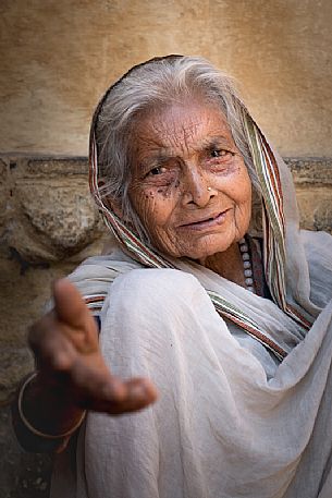 Portrait of old Indian woman with sari, Varanasi, Uttar Pradesh, India