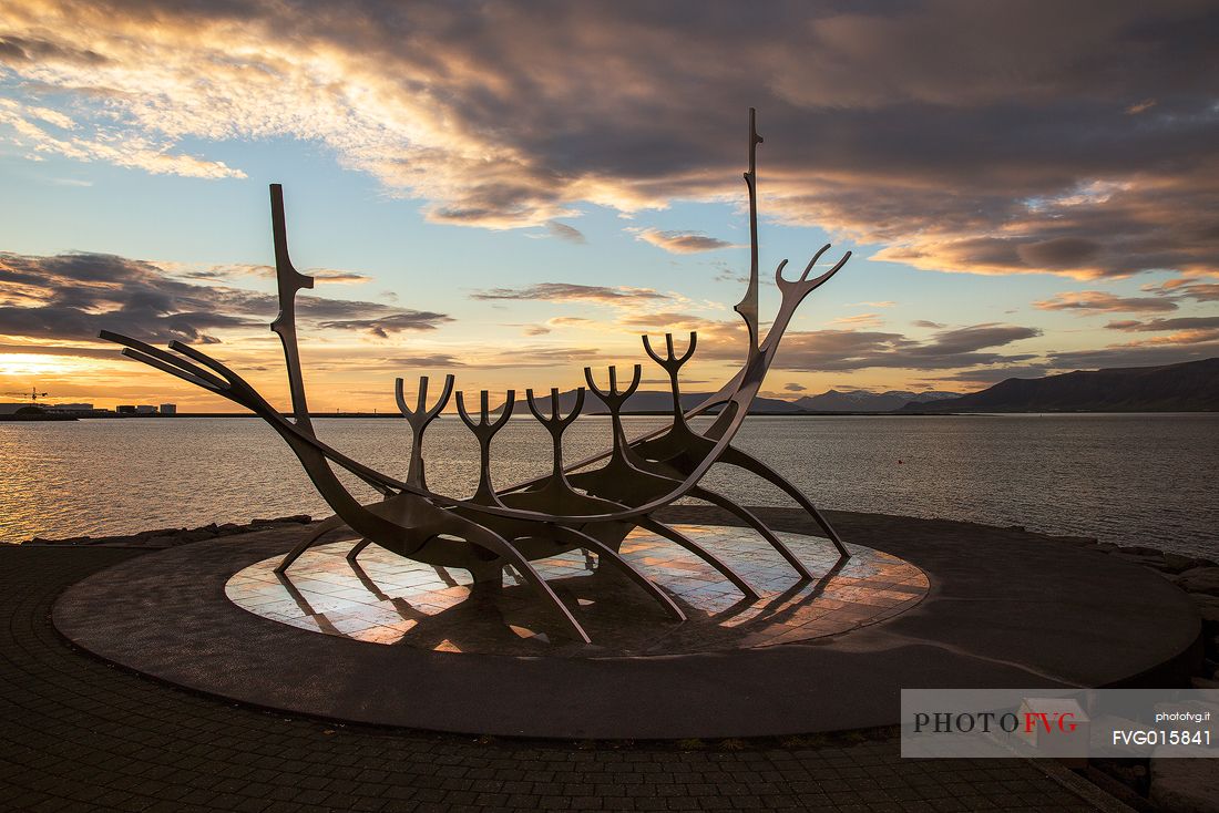 The sun Voyager, the sculpture of Jn Gunnar rnason; the work is made of stainless steel and is located on a circle of granite slabs on the waterfront of Reykjavik.