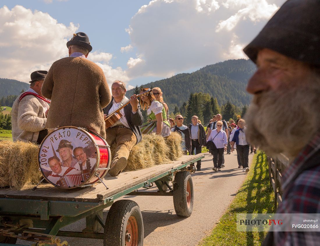 Return of the cattle and party for transhumance in Sesto