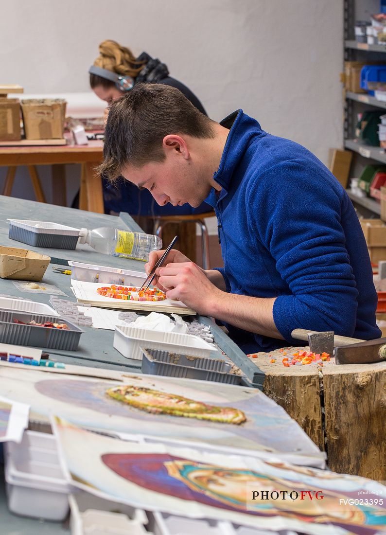 Students at the Mosaic School of Friuli. It is active in Spilimbergo (PN) from 1922; it represents a point of reference for important mosaic works in Friuli, in Italy and in the World