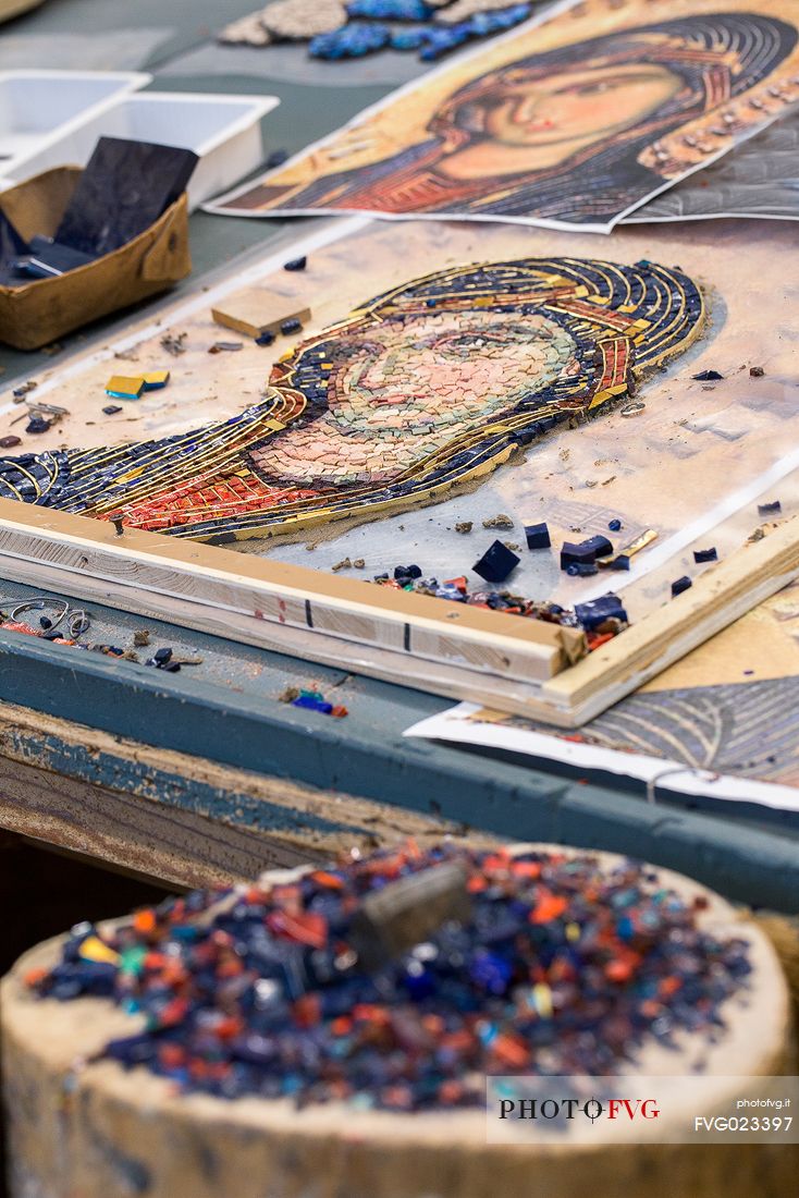 Building a mosaic in the Mosaic School of Friuli. The school is active in Spilimbergo (PN) from 1922; it represents a point of reference for important mosaic works in Friuli, in Italy and in the World