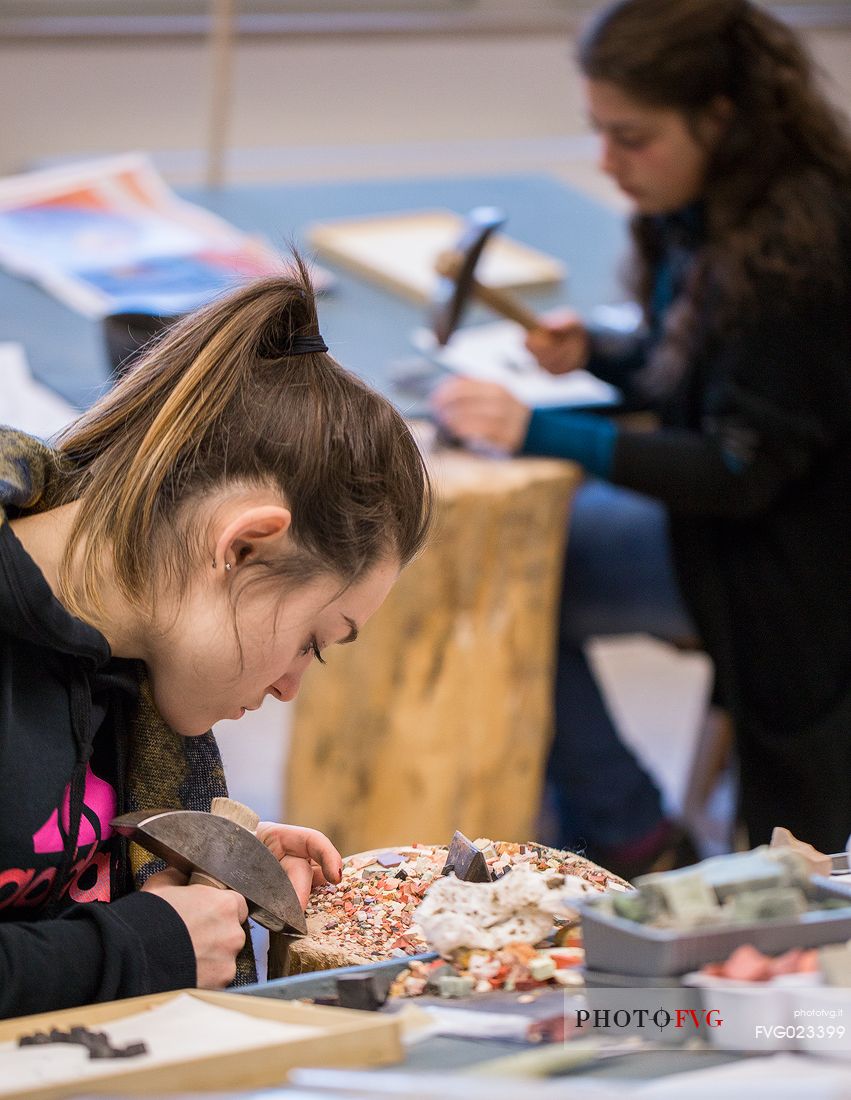 Students at the Mosaic School of Friuli. It is active in Spilimbergo (PN) from 1922; it represents a point of reference for important mosaic works in Friuli, in Italy and in the World