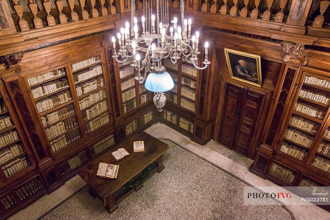 The Guarneriana Library, founded in 1466, is the oldest Friuli library and one of the first institutions of public reading in Italy. The library was created to accommodate the donation of 160 codes, humanist collection of fifteenth Guarniero D'Artegna; Today contains dozens of humanistic codes, often richly illuminated, and eighty incunabula.