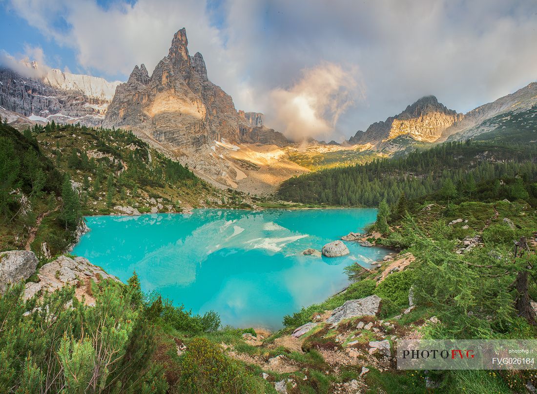 The Dito di Dio peak in the Sorapiss mountain group with the emerald lake of the Sorapiss, Cortina d'Ampezzo, Dolomites, Italy