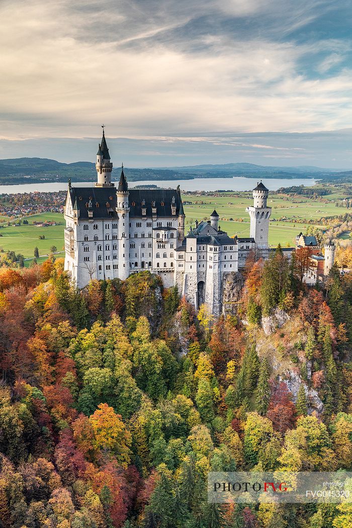 Neuschwanstein Castle, Schloss Neuschwanstein  and lake Alpsee in autumn, Schwangau near Fuessen, Bayern, Germany, Europe