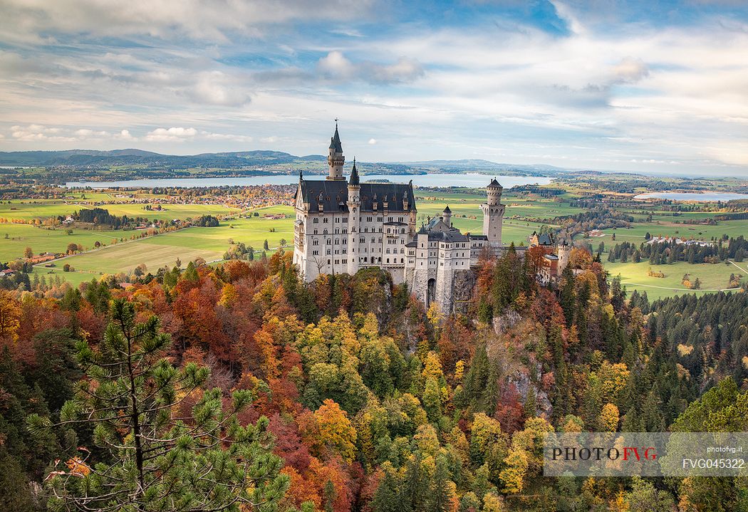 Neuschwanstein Castle, Schloss Neuschwanstein  and lake Alpsee in autumn, Schwangau near Fuessen, Bayern, Germany, Europe