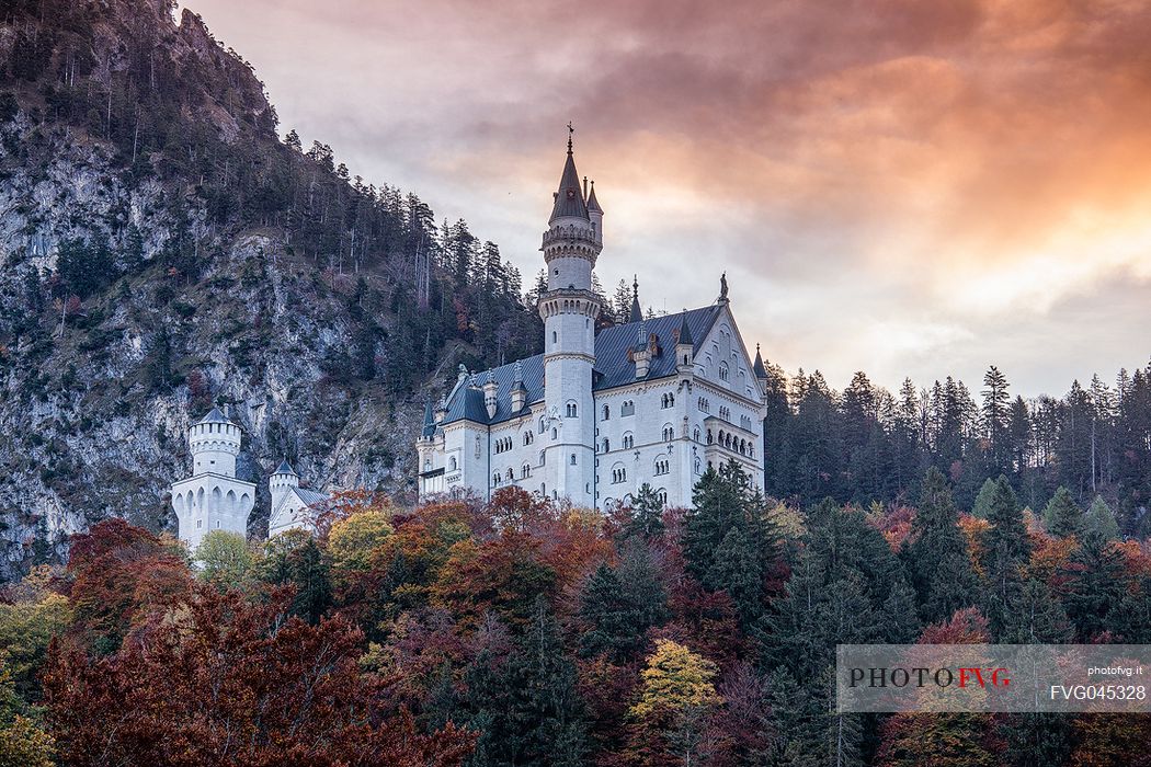 Neuschwanstein Castle, Schloss Neuschwanstein in autumn, Schwangau near Fuessen, Bayern, Germany, Europe