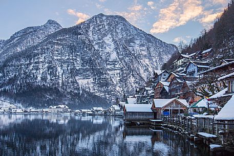 Typical houses of Hallstatt, clinging to the steep slope that hangs on the lake shore.
the small village is Unesco heritage from 1997
