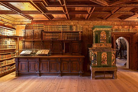 The Castel Taufer library with the ceiling made ​​of stone pine wood and a tiled stove ; It is considered one of the finest medieval rooms of the entire region